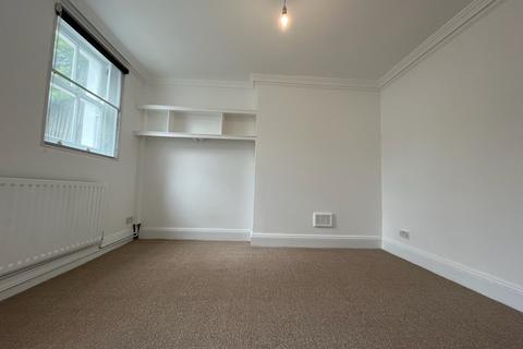 2 bedroom apartment to rent, Large 2 Bedroom Flat with Garden