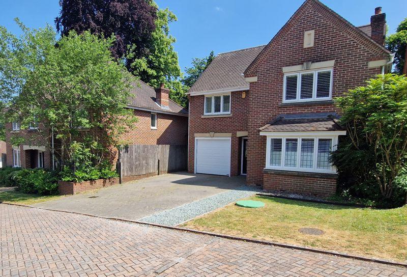 Vicarage Close, Colgate, Nr. Horsham 4 bed detached house for sale £