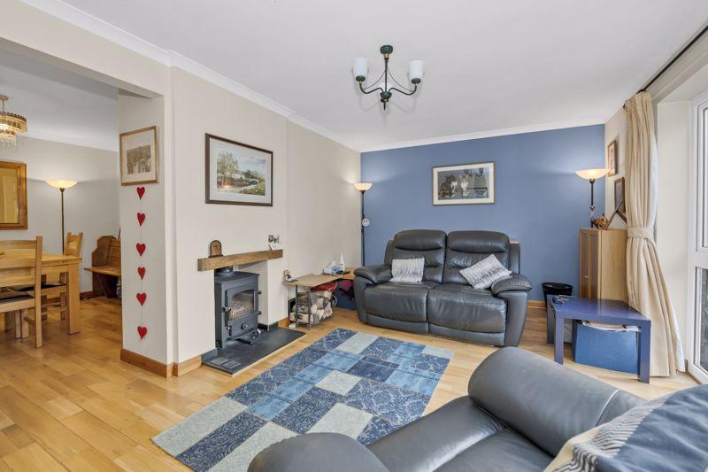 Barons Road, Bury St. Edmunds 3 bed link detached house £425,000