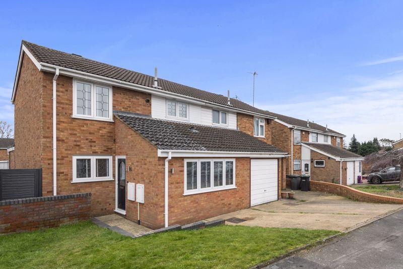 Buckingham Drive, Luton 4 bed semidetached house for sale £389,995