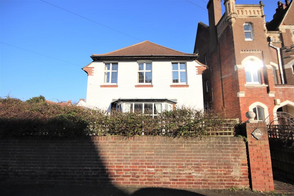 Cantelupe Road, BexhillonSea, TN40 2 bed apartment for sale £245,000