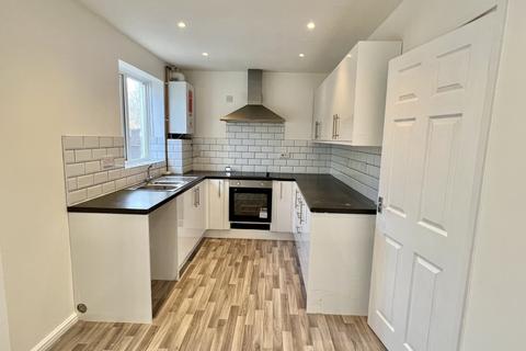 3 bedroom terraced house to rent, Honeysuckle Avenue, South Shields