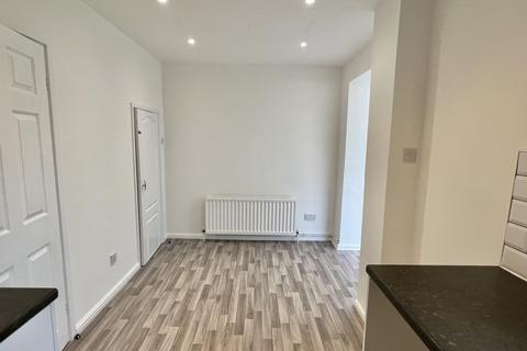 3 bedroom terraced house to rent, Honeysuckle Avenue, South Shields