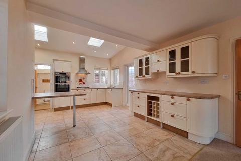 3 bedroom detached house to rent, Station Road, Woodbridge