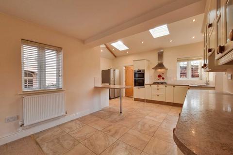 3 bedroom detached house to rent, Station Road, Woodbridge