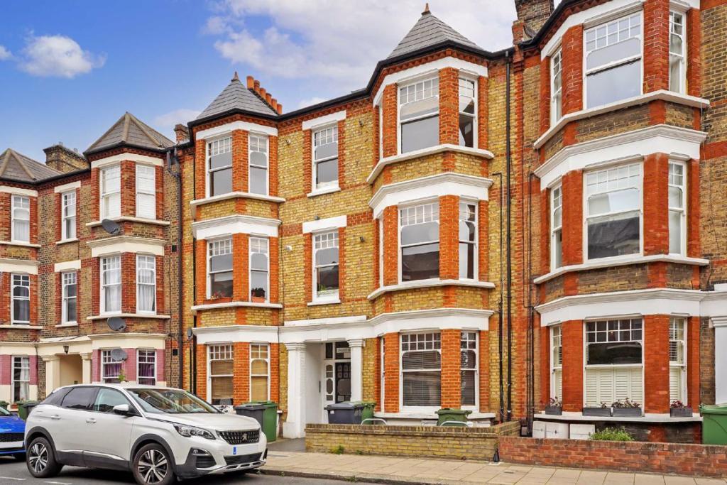 Edgeley Rd, Clapham, London, SW4 2 bed flat - £2,050 pcm (£473 pw)