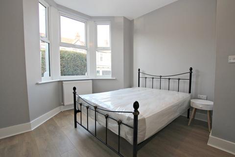 2 bedroom flat to rent, Sandringham Road, Willesden