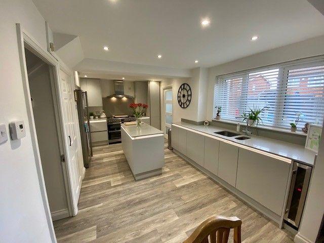 Kitchen/dining/family room