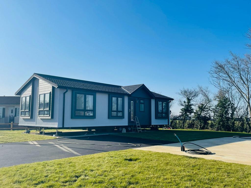 Kettering, Northamptonshire, NN14 2 bed park home for sale £250,000