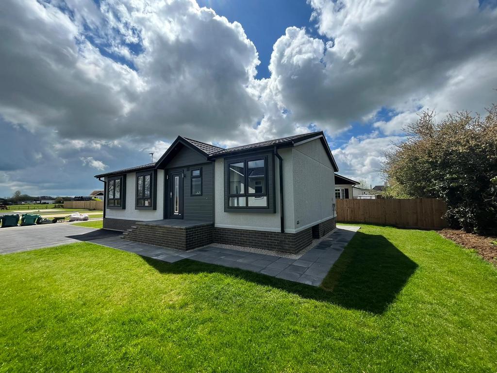 Kettering, Northamptonshire, NN14 2 bed park home for sale £250,000