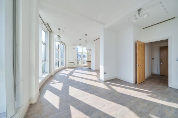 Oyster Wharf Battersea SW11 2 bed penthouse to rent £4,500 pcm (£