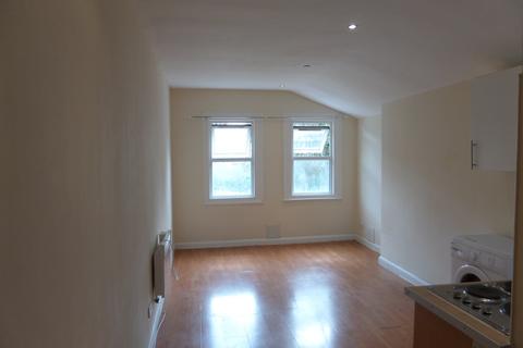 Studio to rent, Colmer Road, London SW16