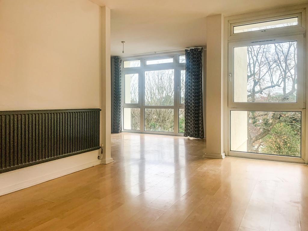 Manor Court, Weybridge 2 bed flat £1,300 pcm (£300 pw)