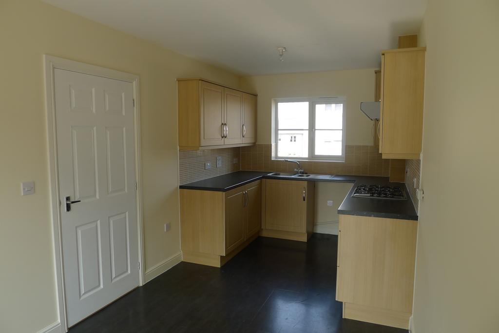 Orchard Grove, Newton Abbot TQ12 3 bed detached house £1,050 pcm (£