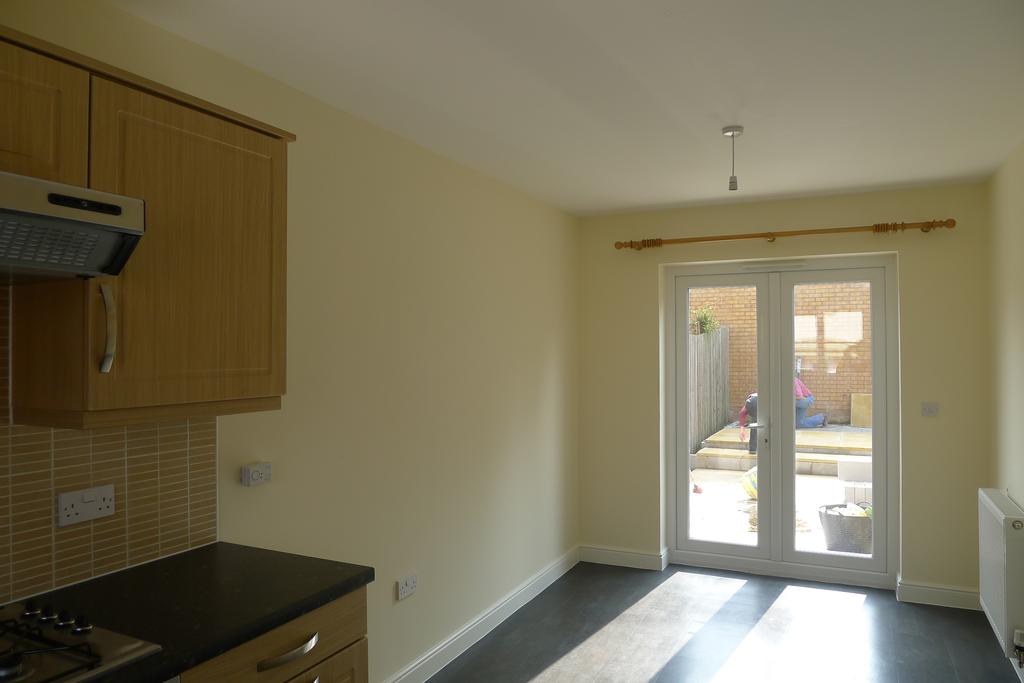 Orchard Grove, Newton Abbot TQ12 3 bed detached house £1,050 pcm (£