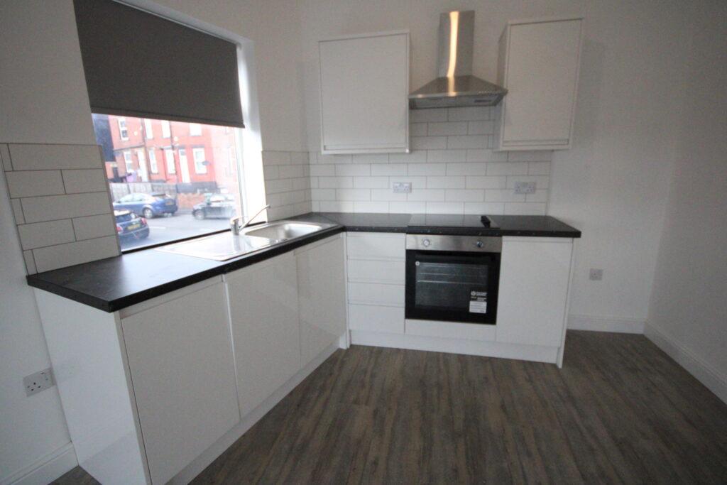 1 Station Buildings, Bramley, Leeds, LS13 3QN 2 bed flat £745 pcm (£