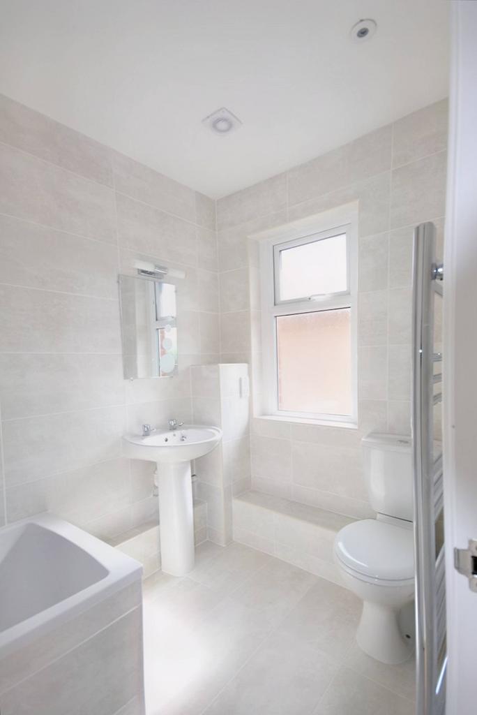 Madrid Road, Guildford GU2 3 bed flat £1,850 pcm (£427 pw)