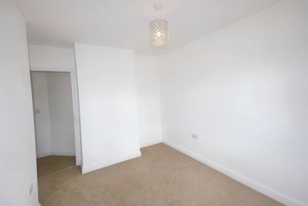 Madrid Road, Guildford GU2 3 bed flat £1,850 pcm (£427 pw)