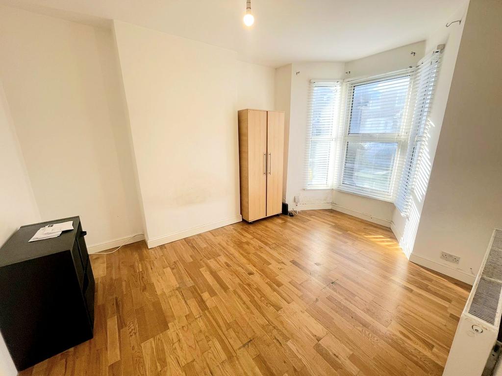 Hornsey Park Road, Crouch End, N8 3 bed house £2,102 pcm (£485 pw)