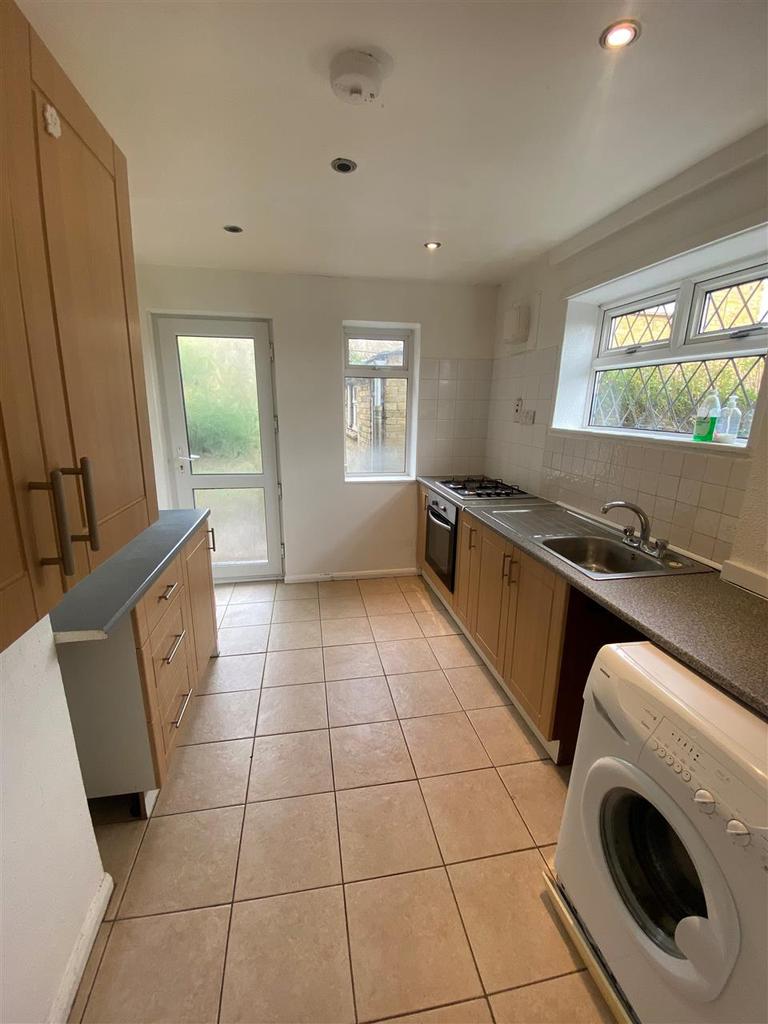 Shipman Avenue, Canterbury 4 bed semidetached house to rent £1,250 pcm (£288 pw)