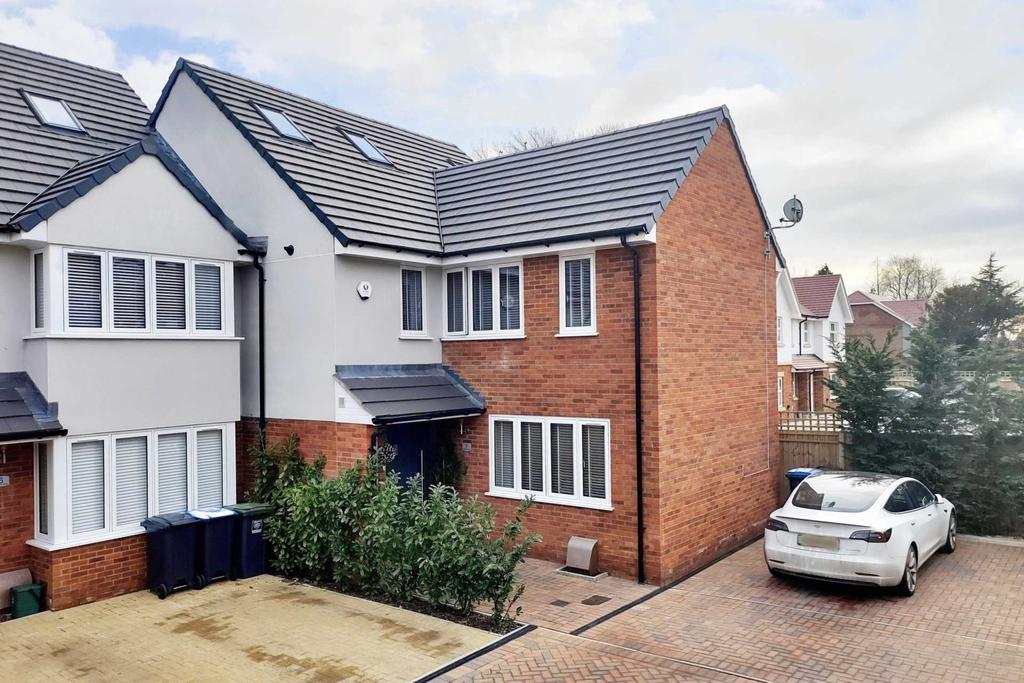 Newman Close, Bovingdon 4 bed house for sale £685,000