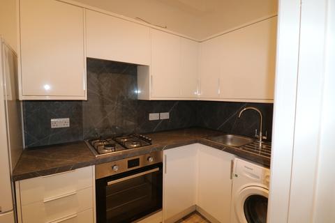 2 bedroom flat to rent, Madeira Road, London SW16