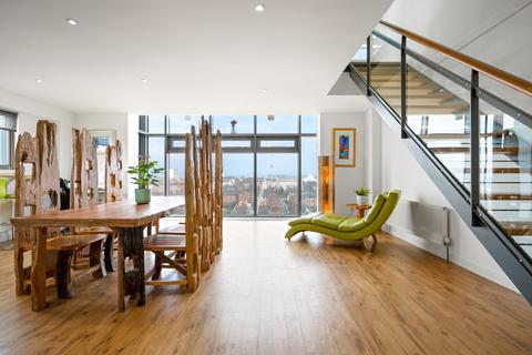 16/3, 1 Meadowside Quay Square, Glasgow, G11 6BS