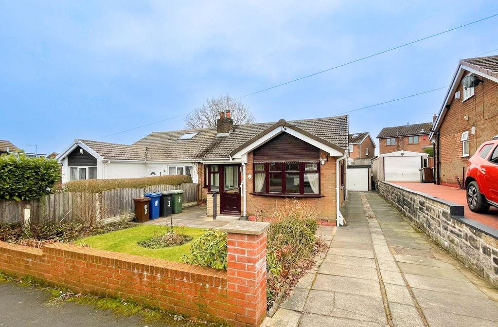 Cornwall Crescent, Standish, Wigan... 3 bed semidetached bungalow £