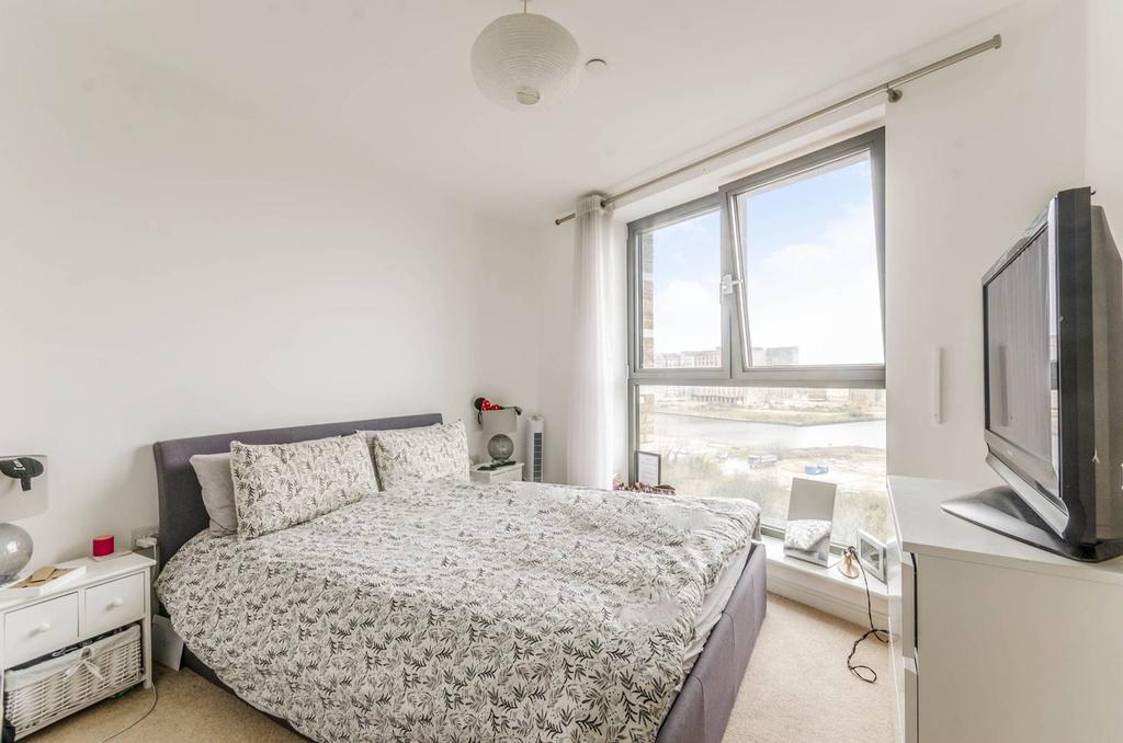 Kingfisher Heights, Docklands, London, E16 1 bed flat to rent £1,800