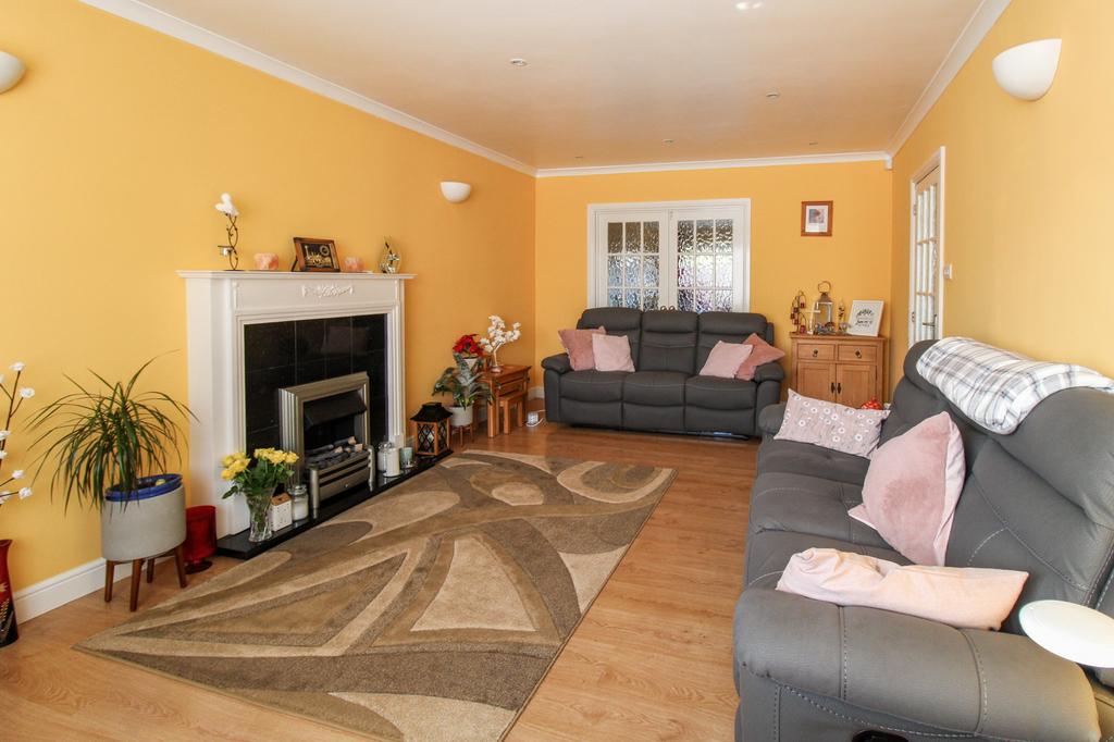 Baird Road, Farnborough, GU14 4 bed detached house £615,000