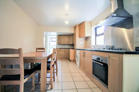 4 bedroom terraced house to rent, Louise Road, Stratford E15