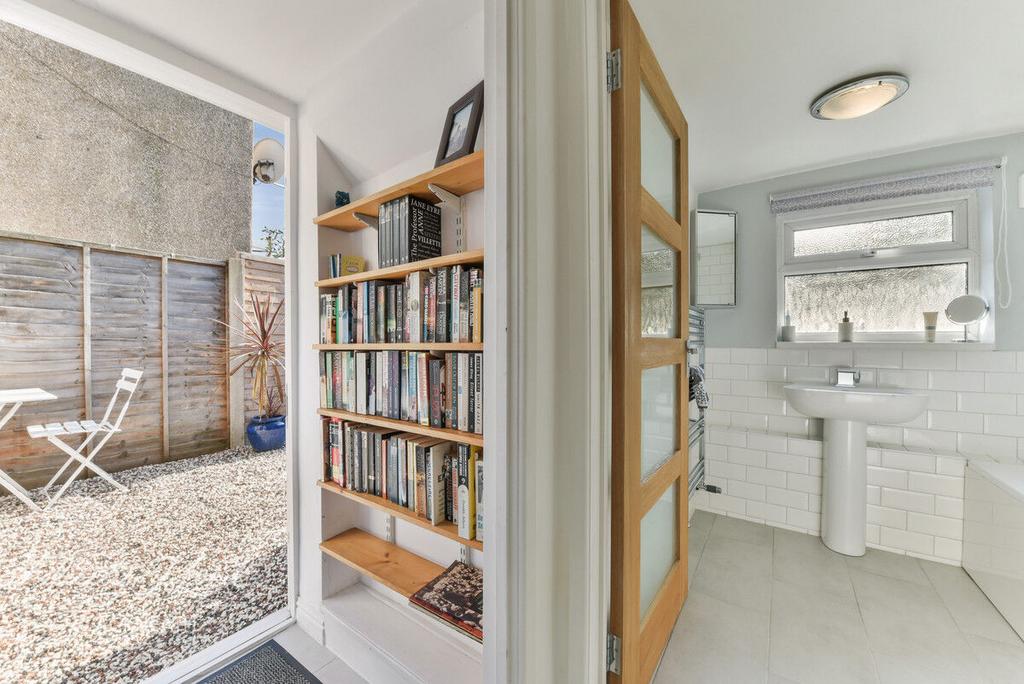 Woolwich Road, Charlton, London, se7 1 bed apartment for sale £300,000