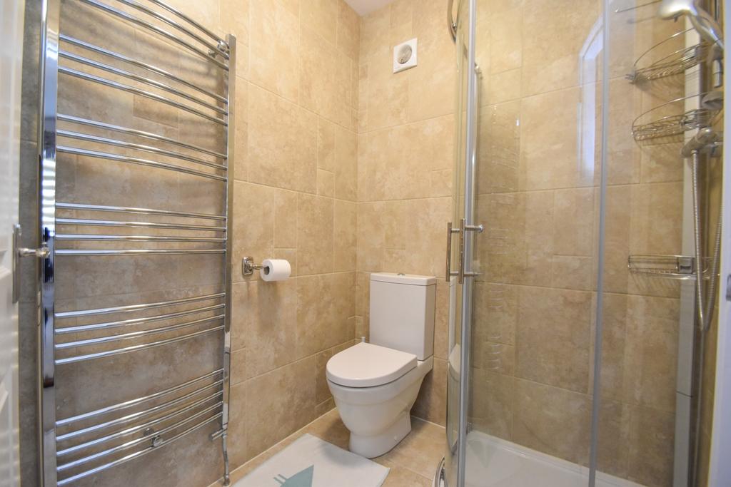 En-suite to Bed 1