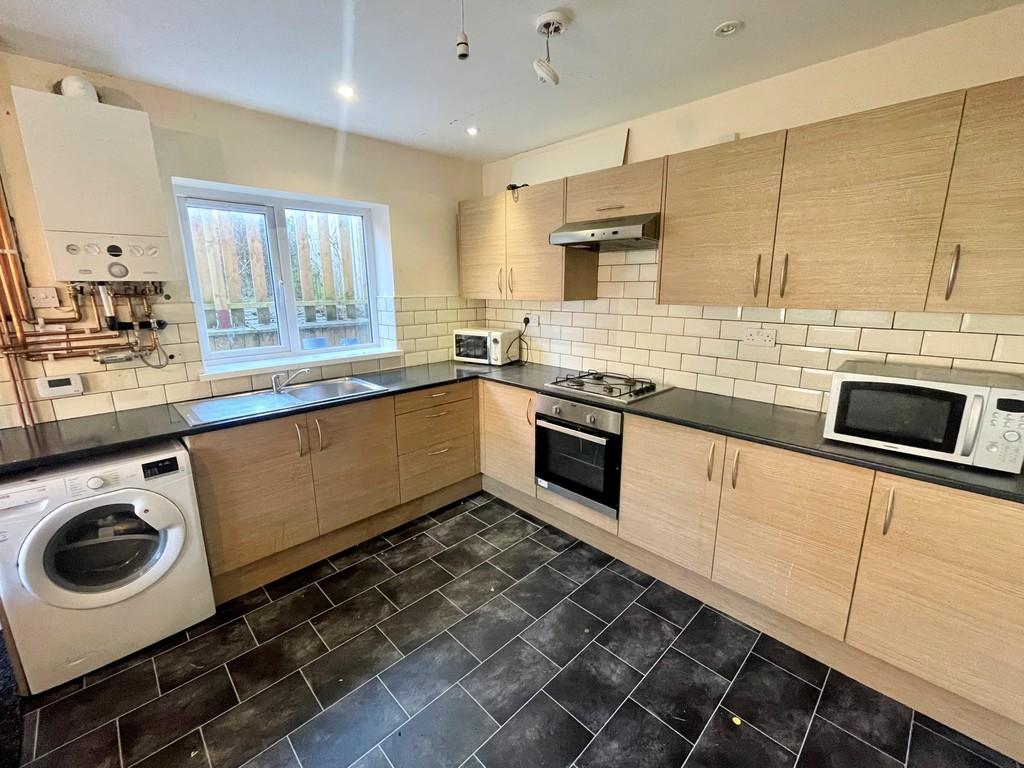 Lowood Lane, Birstall, Batley 2 bed apartment £575 pcm (£133 pw)