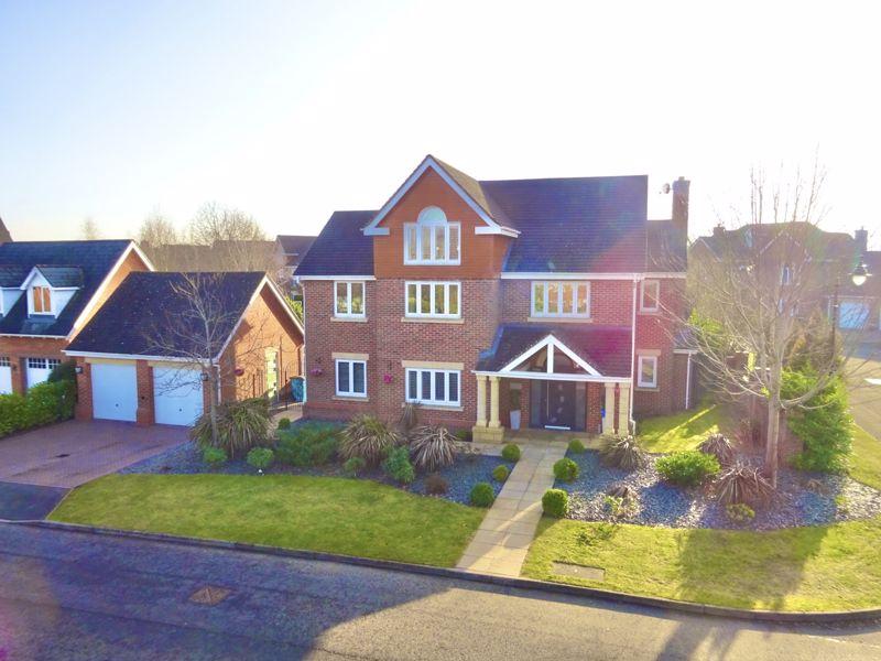 Freshwater Drive, Wychwood Park, Weston, Cheshire 5 bed detached house