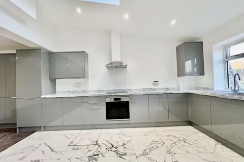 4 bedroom terraced house to rent, Lynhurst Crescent, Hillingdon, UB10