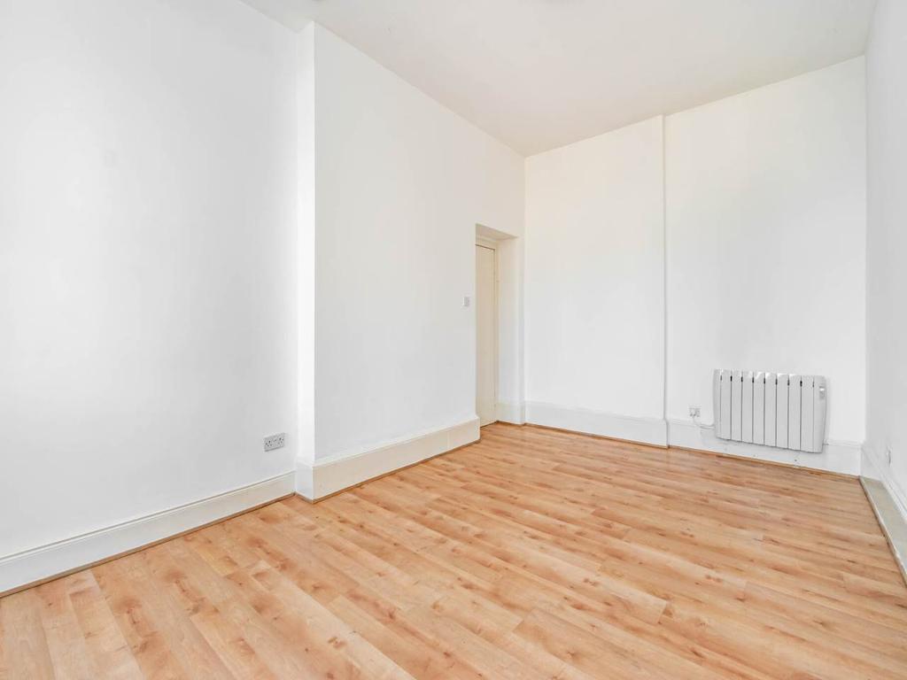 Constitution Street, Leith, Edinburgh 1 bed flat £895 pcm (£207 pw)