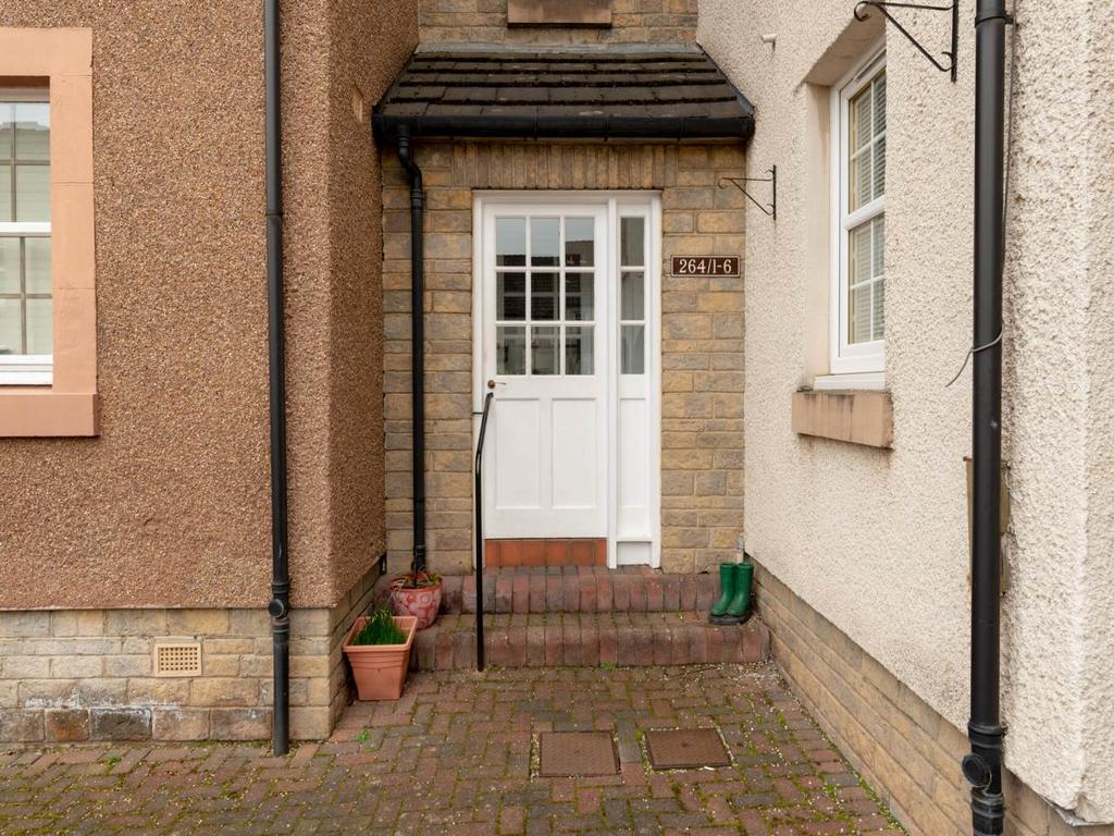 Craigcrook Road, Edinburgh, 2 bed flat £260,000