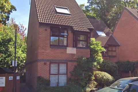 2 bedroom property to rent, Two bedroom flat, Grovelands Close, London