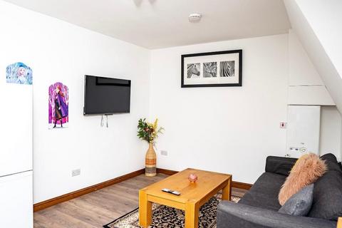 2 bedroom flat to rent, 296A Haydons Road, London