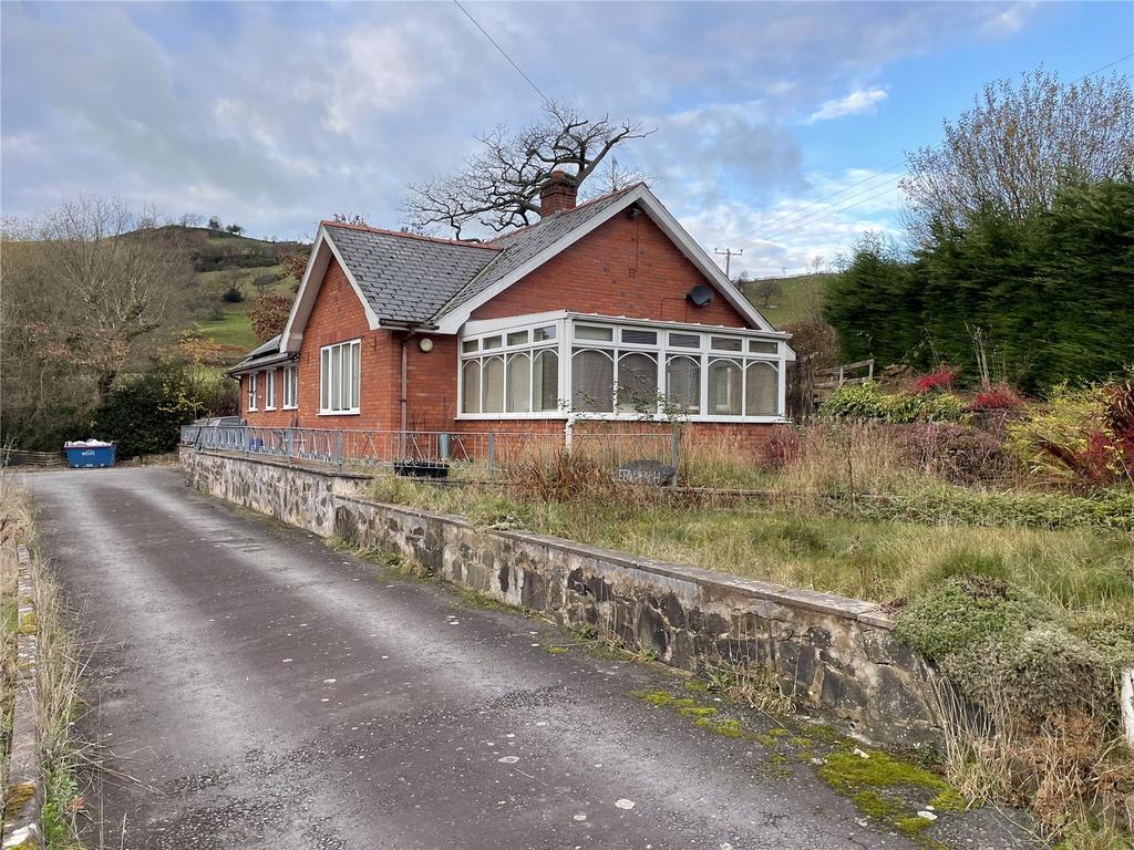 Y Fan, Llanidloes, Powys, SY18 3 bed bungalow for sale £345,000