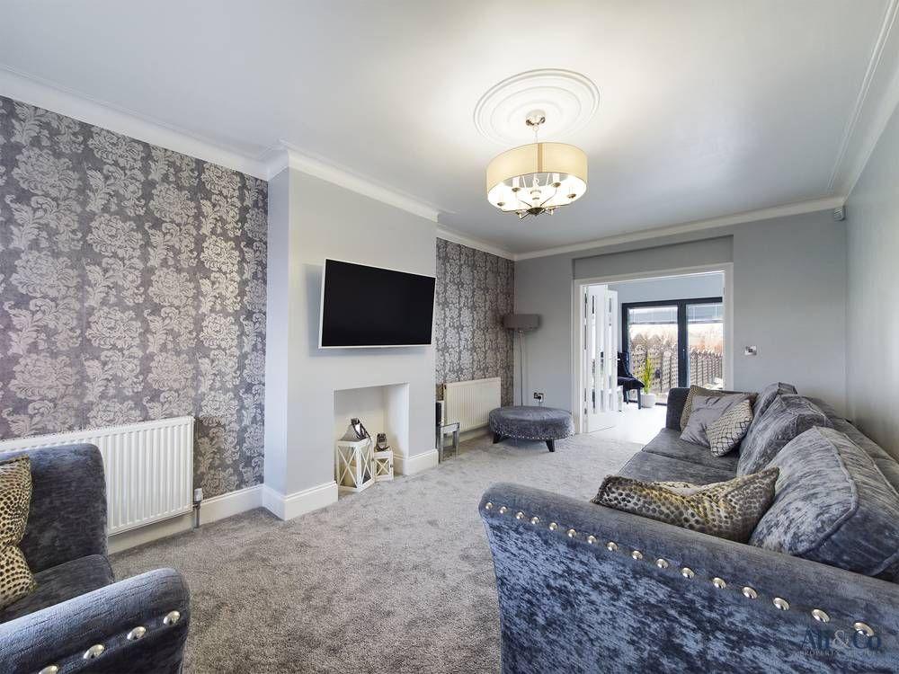 Wood View, Grays 3 bed semidetached house £1,850 pcm (£427 pw)