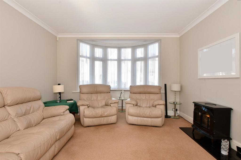 Chudleigh Crescent, Seven Kings, Ilford, Essex 4 bed terraced house for