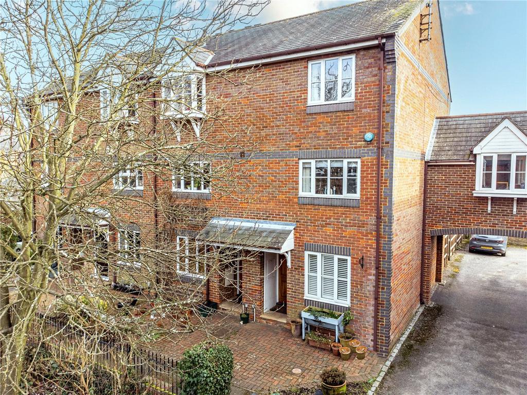 De Tany Court, St. Albans, Hertfordshire 3 bed end of terrace house £