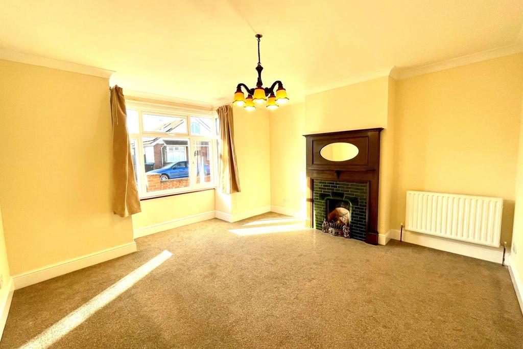 South Avenue, Egham, Surrey, TW20 3 bed detached house for sale £500,000