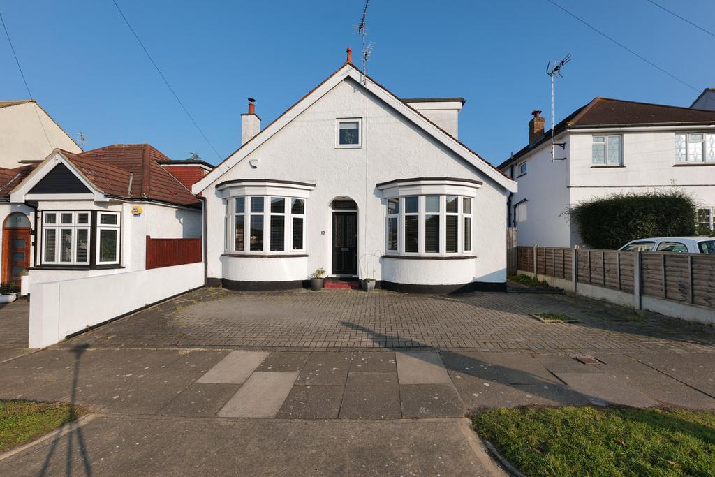 Holyrood Drive, Westcliffonsea, SS0 3 bed detached bungalow for sale