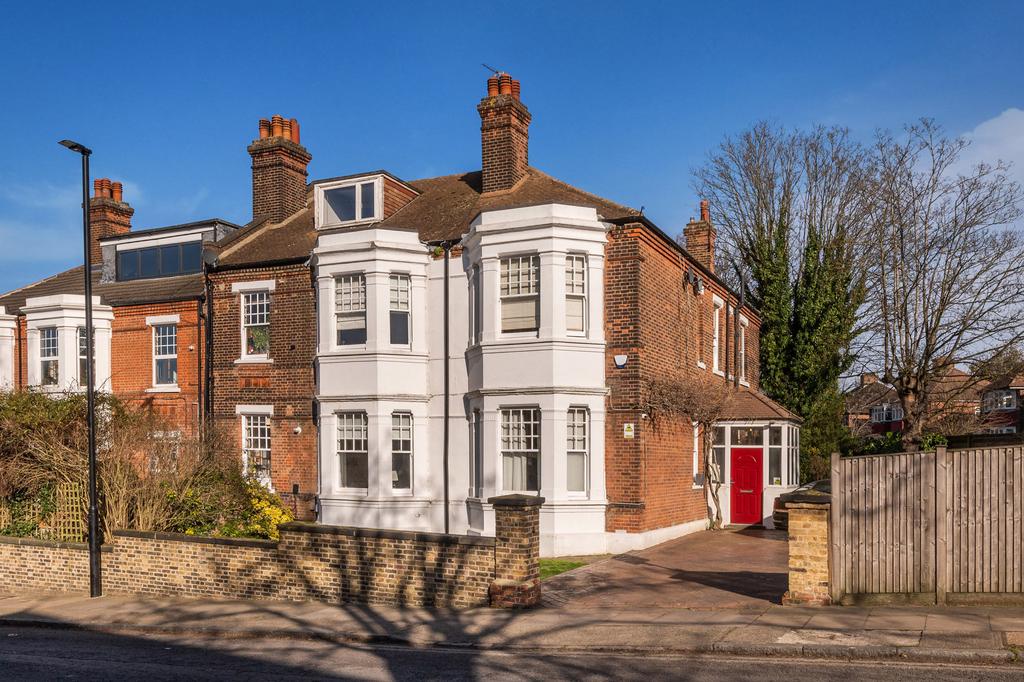 Eglinton Hill, London, SE18 2 bed flat £340,000