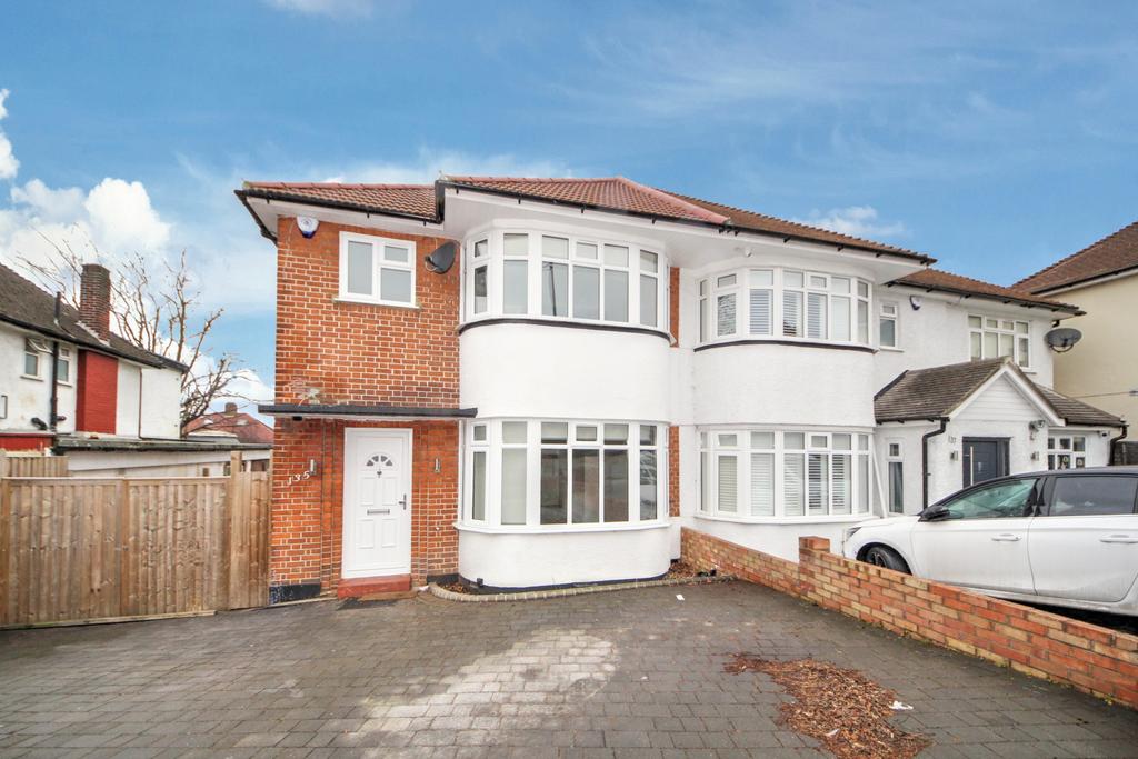 Waterfall Road, Southgate N14 3 bed semidetached house £2,350 pcm (£