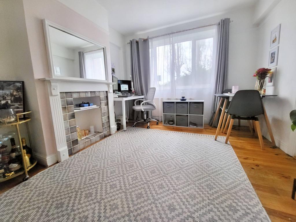 Kimber Road, London SW18 1 bed flat £1,350 pcm (£312 pw)