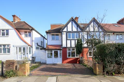 104 Princes Avenue, London, W3 8LT